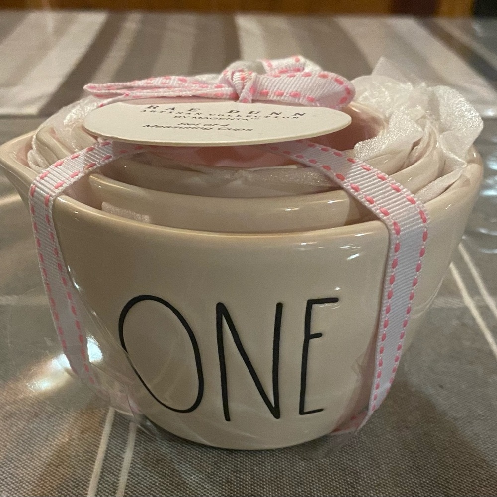 White RaeDunn measuring cups